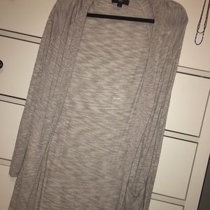 Grey cardigan with pockets on the side.